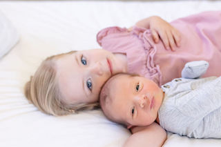 Newborn photo shoot with older sibling