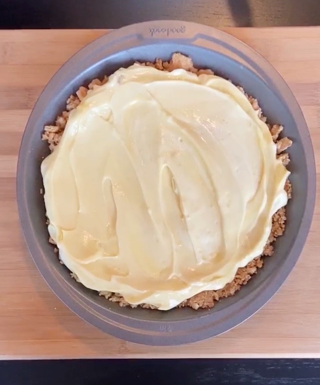 vanilla pudding layer of fresh peach pie