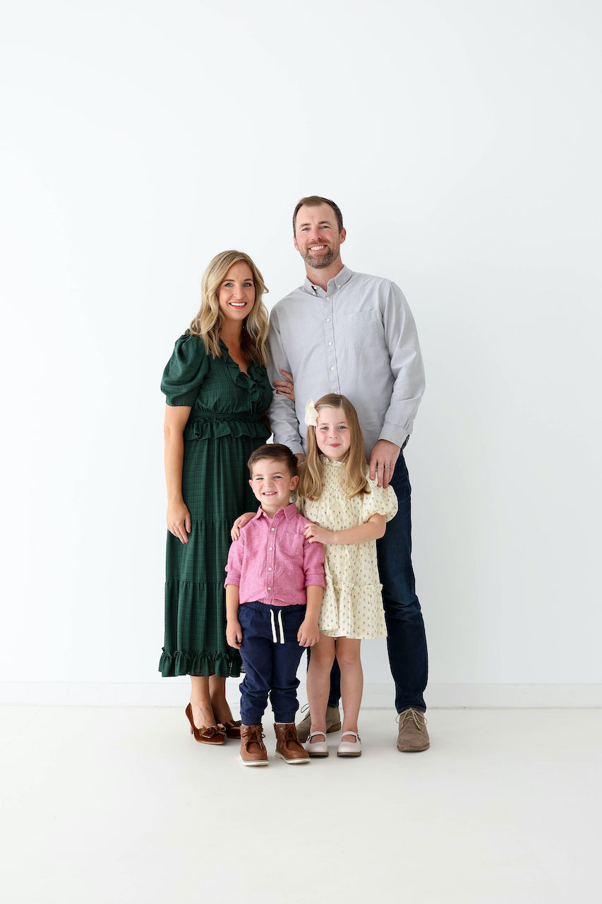 20 Modern & Unique Family Portrait Ideas and Poses
